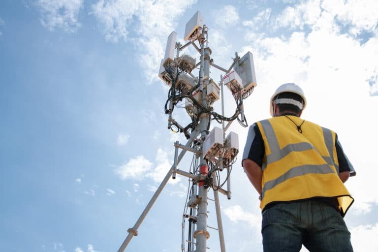 homme devant une antenne