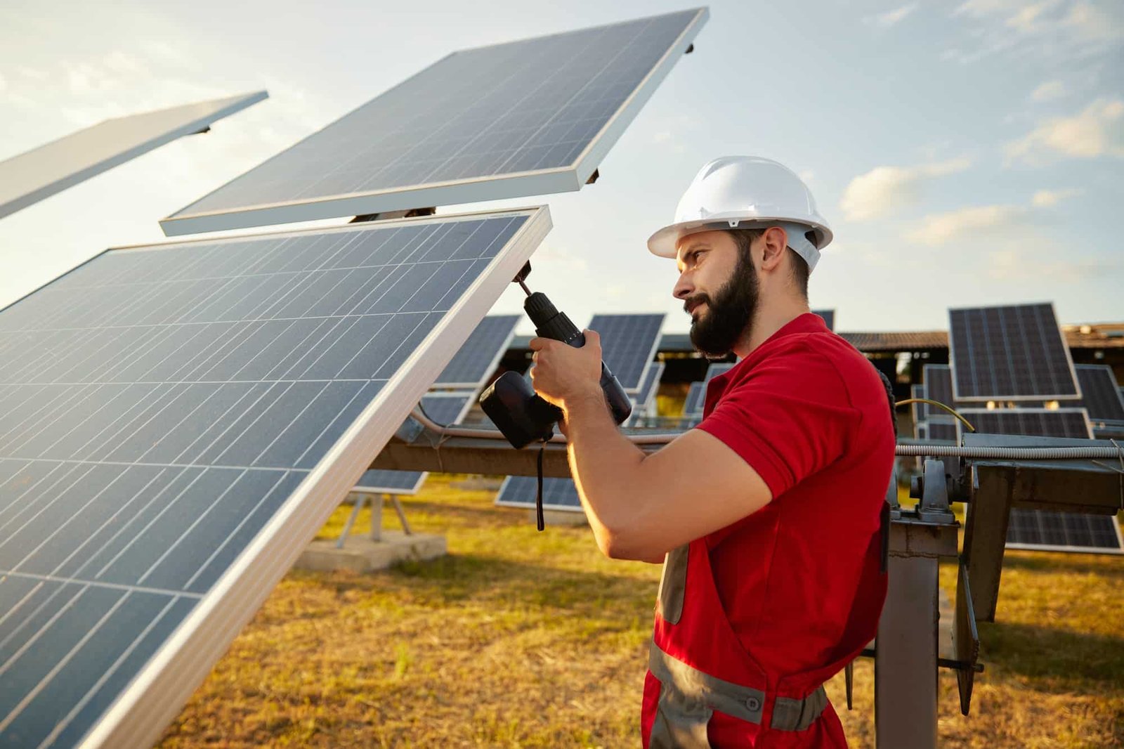 homme qui répare un panneau photovoltaïque