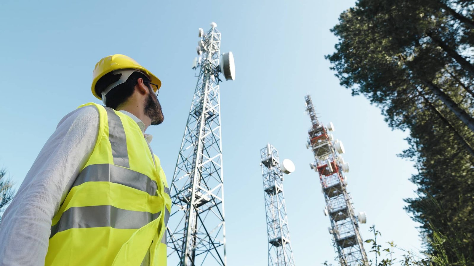 Technicien de maintenance devant une antenne relai